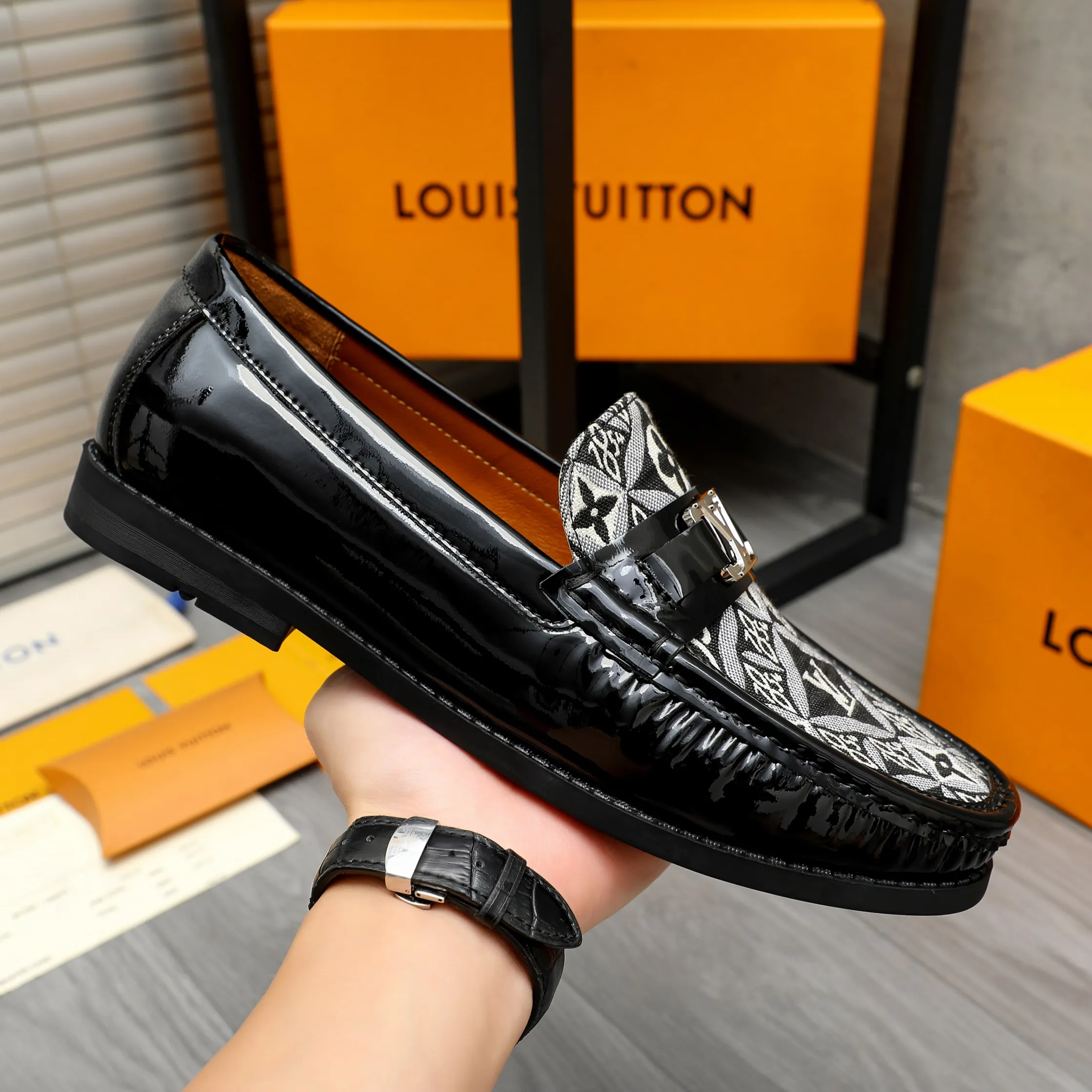Men's shoes 💰400 Product trademark: LV "Louis Vuitton" casual slip-on shoes Regular size: 38-45 (45 is custom-made and non-returnable) Product material: Selected breathable fabric spliced ​​patent cowhide upper, cowhide lining, rubber outsole